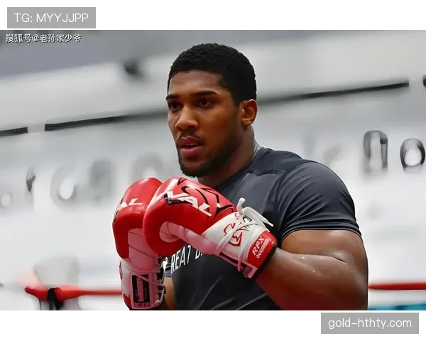 安东尼·约书亚机场背个小包，掏出来的东西能顶我十年工资